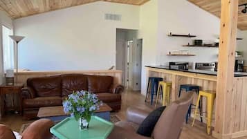 TV connectée, lecteur de DVD, livres