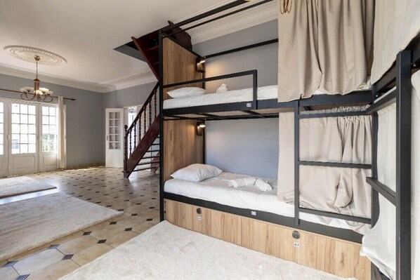 1 chambre, coffres-forts dans les chambres, fer et planche à repasser