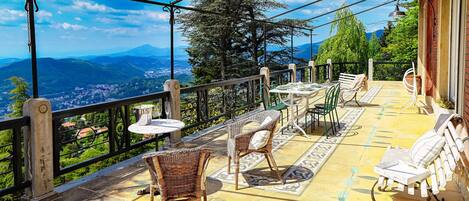 Apartment | 3 bedrooms, Egyptian cotton sheets, premium bedding, down duvets