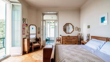 Apartment | 3 bedrooms, Egyptian cotton sheets, premium bedding, down comforters