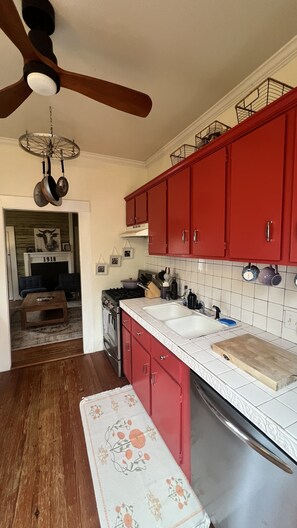 Four, plaque de cuisson, lave-vaisselle, cafetiĂšre/bouilloire