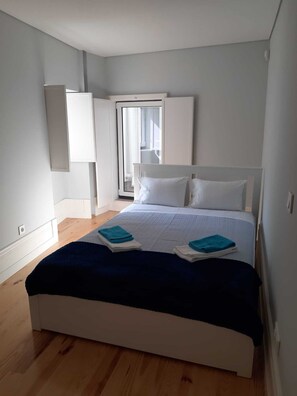 1 dormitorio, tabla de planchar con plancha, wifi y ropa de cama