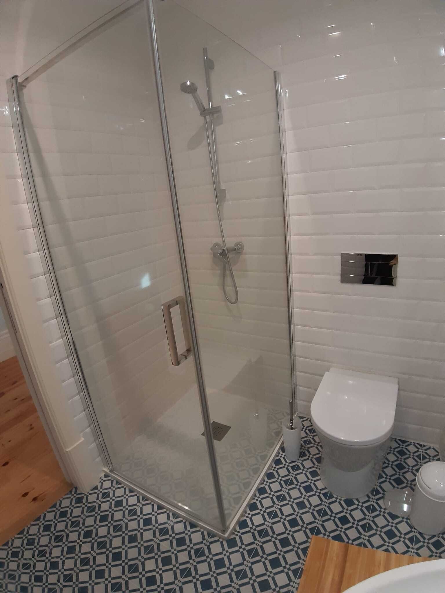 Haartrockner, Handtücher, Seife, Toilettenpapier