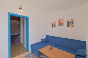 Deluxe Room | Living area | TV