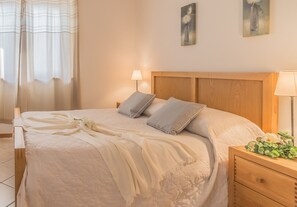 1 habitación, tabla de planchar con plancha, wifi gratis y ropa de cama 