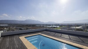 A rooftop pool with a view of mountains and a cityscape. - Immaculate 2-bed Apartment in Cape Town (Cape Town)