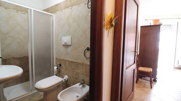 House, 1 Bedroom, Smoking, Balcony | Bathroom