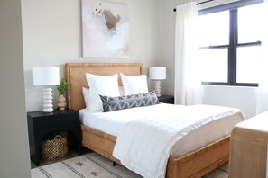 3 bedrooms, iron/ironing board, WiFi, bed sheets - New Lux Lake Ozarks Top Floor Condo-3BR/3Bth (Village of Four Seasons)