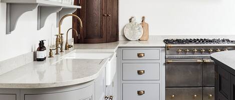 Een vaatwasser, een kinderstoel