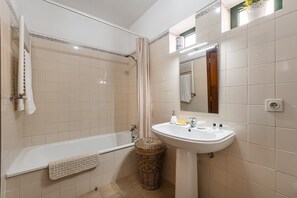 Een douche, een haardroger, handdoeken, zeep