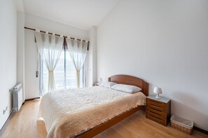 3 bedrooms, iron/ironing board, Internet, bed sheets