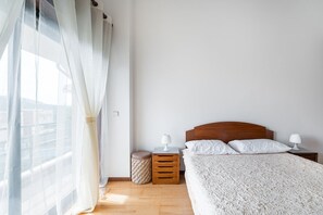 3 bedrooms, iron/ironing board, Internet, bed sheets