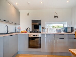 Dishwasher, cookware/dishes/utensils