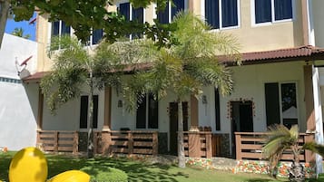 Vista frontal de la propiedad