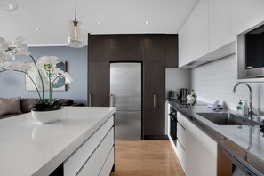 Refrigerador, microondas, horno y parrilla de estufa