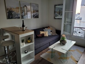 Smart TV, books, computer monitors - Recently Renovated Apptmt at the Heart of Montmartre 4 People Super Fast Wifi (Paris)
