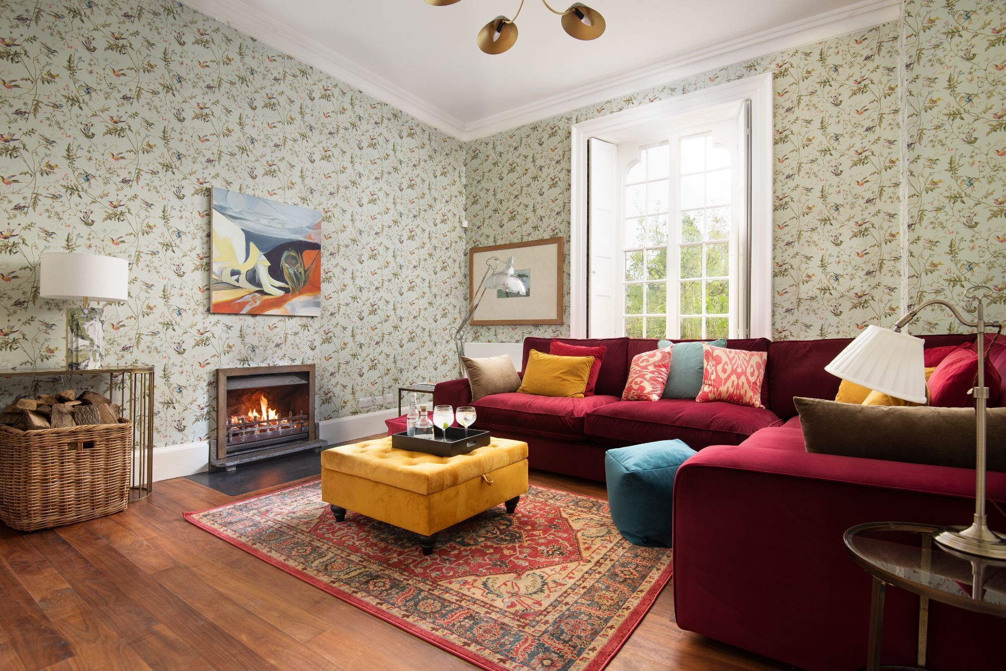 Smart TV, caminetto, impianto stereo