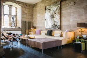 Smart-tv, een open haard en een stereo