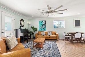 Living area - Retro Waterfront House (South Padre Island)