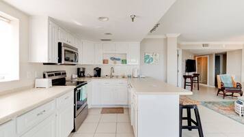 Geladeira, micro-ondas, cooktop, lava-louças