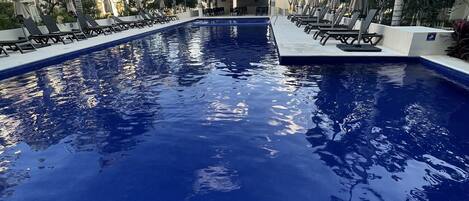 Una piscina al aire libre