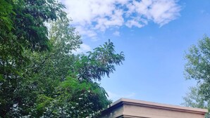 Un edificio moderno con techo plano, amplias ventanas y un pequeño porche.