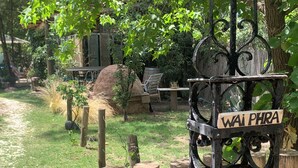 Un área al aire libre rústica con un cerco de madera, un letrero que dice 