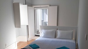 Une chambre à coucher avec un lit, une fenêtre et une porte.