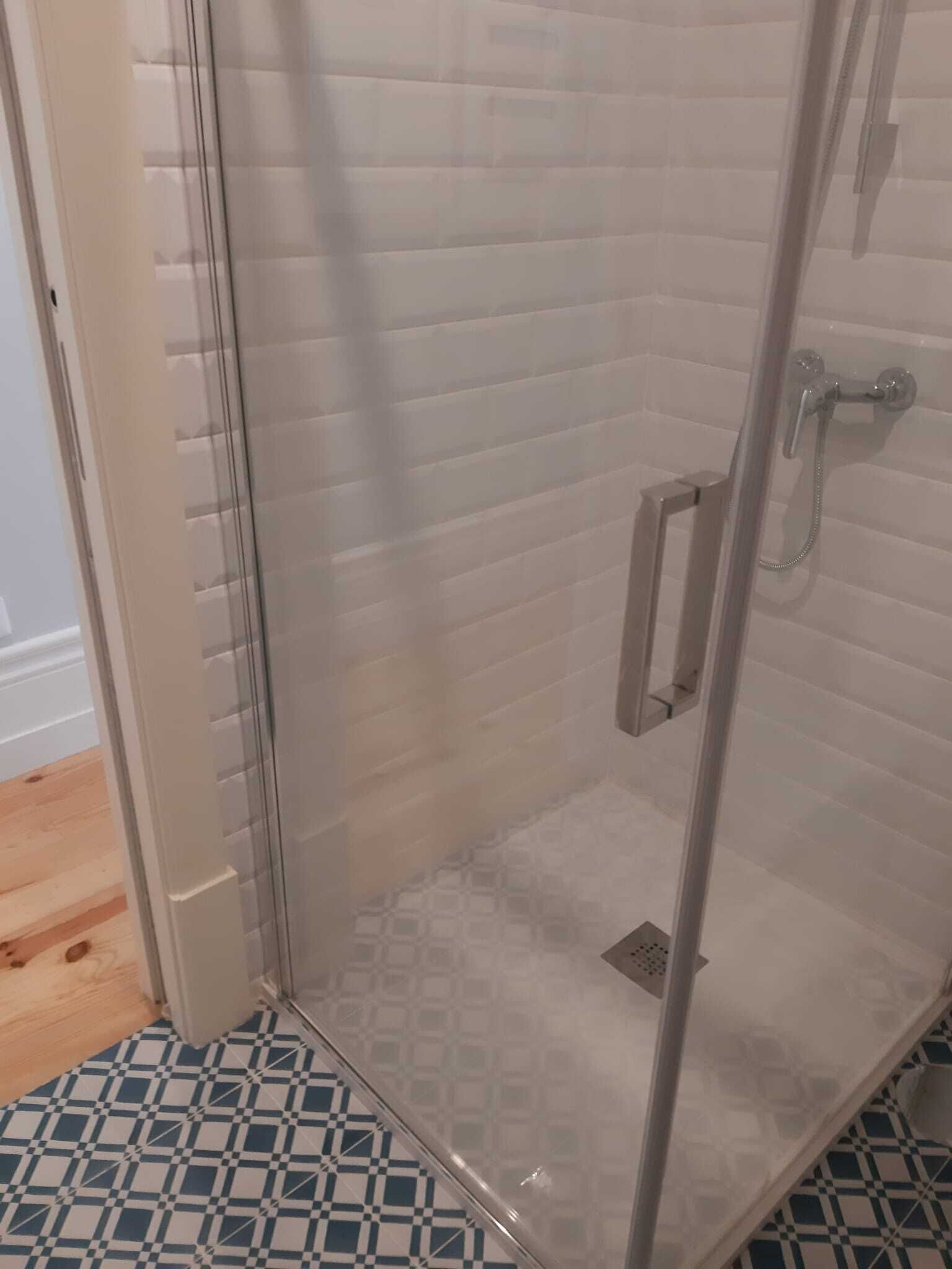 Haartrockner, Handtücher, Seife, Toilettenpapier