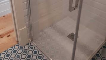 Haartrockner, Handtücher, Seife, Toilettenpapier