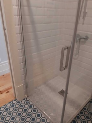 Haartrockner, Handtücher, Seife, Toilettenpapier