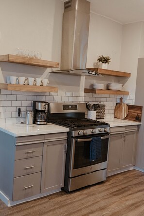 冷蔵庫、電子レンジ、オーブン、コンロ