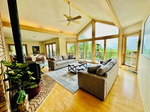 Smart-TV, peis og bøker