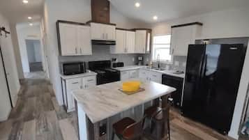 Frigorífico, microondas, horno y placa de cocina