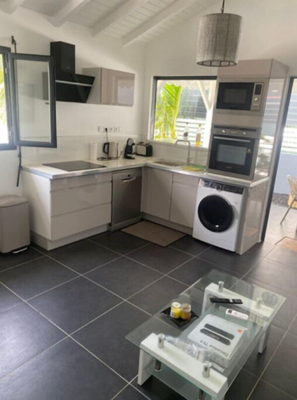 Dishwasher, blender, cookware/dishes/utensils, ice maker - Gîte Colin Prestige (Petit-Bourg)