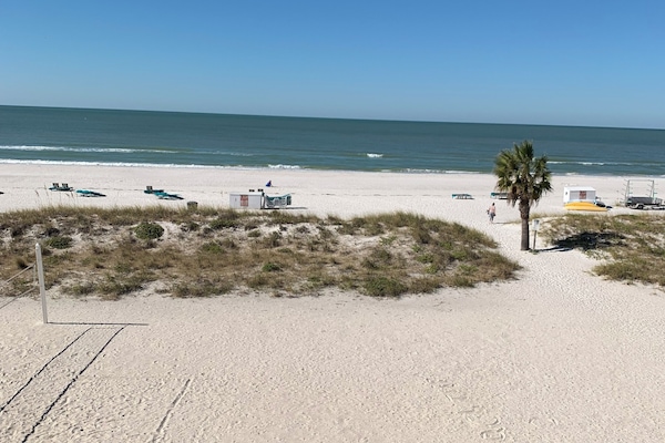 PĂ„ stranden, solstolar och strandhanddukar