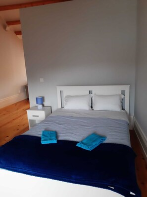 1 slaapkamer, een strijkplank/strijkijzer, wifi, beddengoed