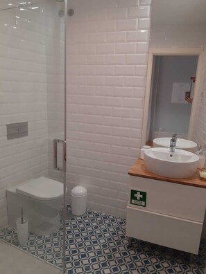 Hårføner, håndklær, såpe og toalettpapir
