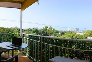 Outdoor dining - Mi Terruño NH - Ocean view, pool, parking, 5/15 mins from Bello Horizonte beach (Santa Marta)