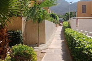 Property grounds - Mi Terruño NH - Ocean view, pool, parking, 5/15 mins from Bello Horizonte beach (Santa Marta)