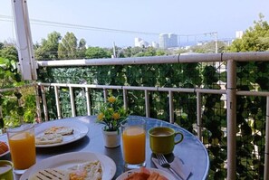 Outdoor dining - Mi Terruño NH - Ocean view, pool, parking, 5/15 mins from Bello Horizonte beach (Santa Marta)