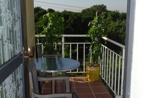Outdoor dining - Mi Terruño NH - Ocean view, pool, parking, 5/15 mins from Bello Horizonte beach (Santa Marta)