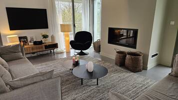 TV connectée, cheminée, baby-foot, table de tennis de table