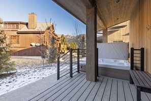 Outdoor spa tub - New Gorgeous 5BR Home! Private Hot Tub! Walk to Town Center! 15 Min Drive to Res (Big Sky)