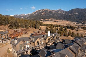Exterior - New Gorgeous 5BR Home! Private Hot Tub! Walk to Town Center! 15 Min Drive to Res (Big Sky)