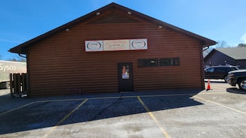 Ein Holzgebäude mit einem Schild, das daraufhinweist, dass sich dort das Pine Peaks Restaurant, Geschenke & Deko sowie Northern Touch Gifts befinden.