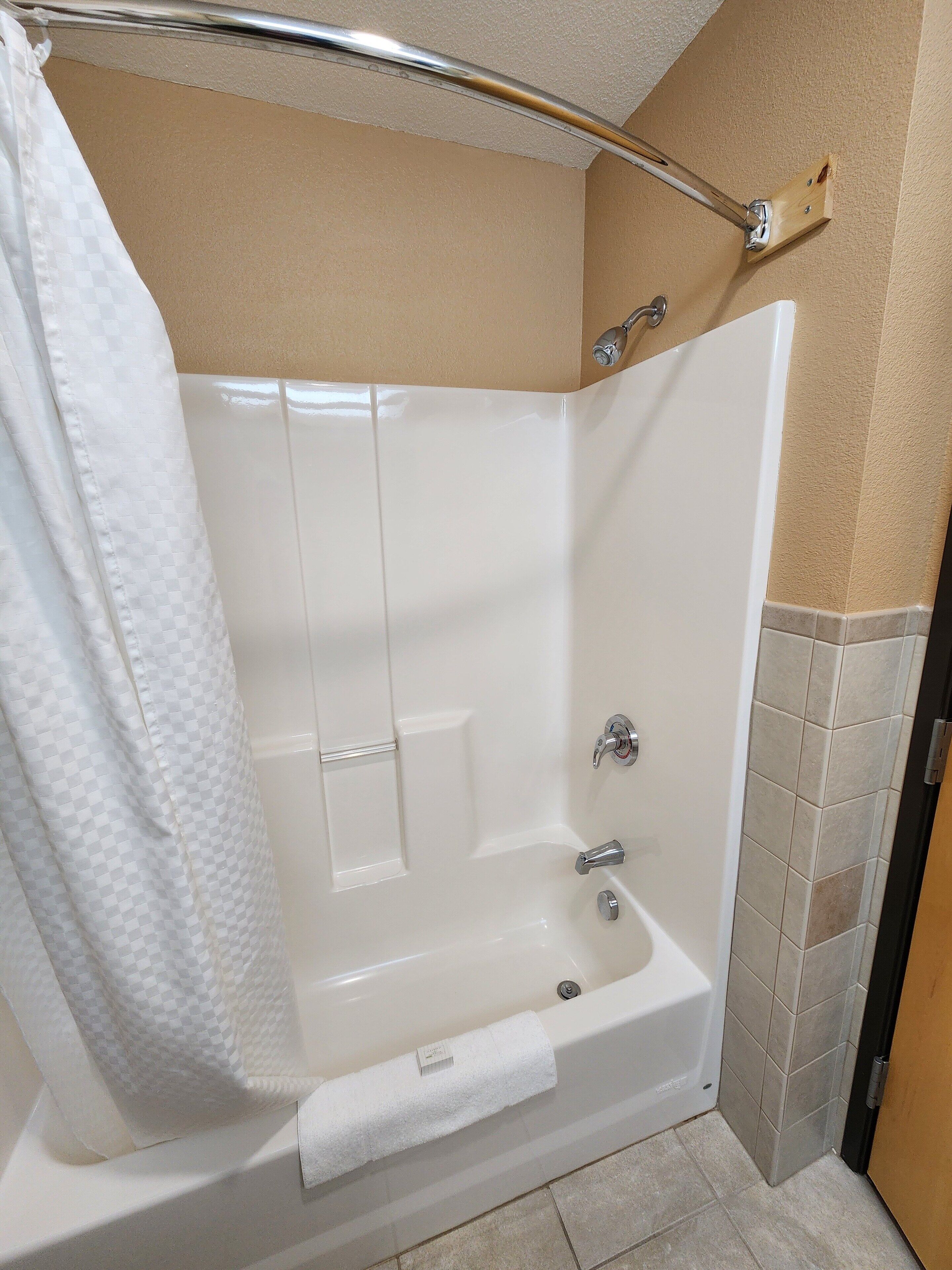 Chambre Standard | Salle de bain | Ensemble douche/baignoire, douche à « effet pluie », sèche-cheveux