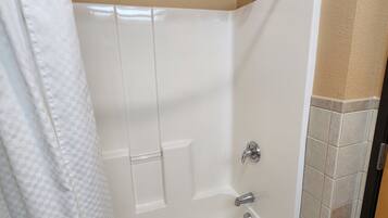 Chambre Standard | Salle de bain | Ensemble douche/baignoire, douche à « effet pluie », sÚche-cheveux