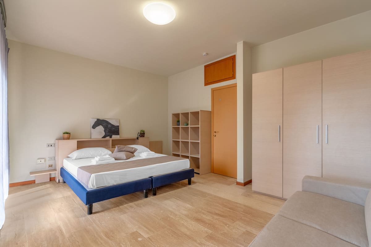Deluxe Apartment | Free WiFi, bed sheets