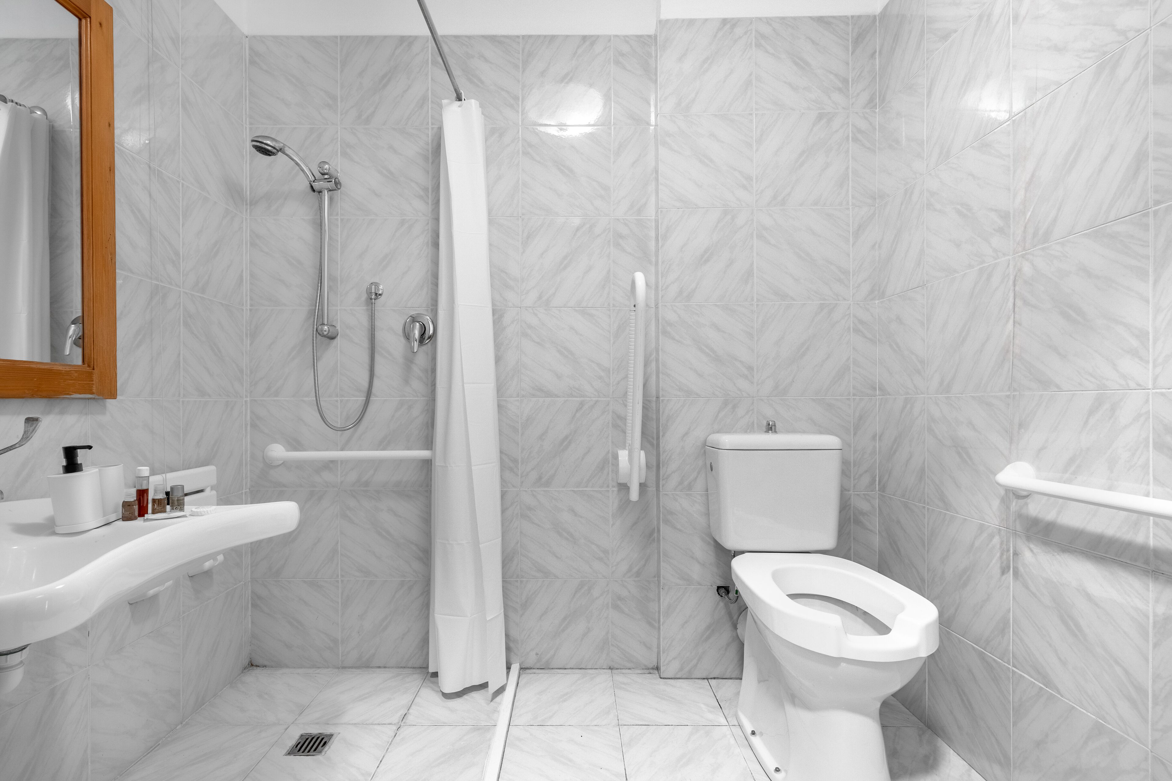 Un baño moderno con ducha, inodoro y lavabo.